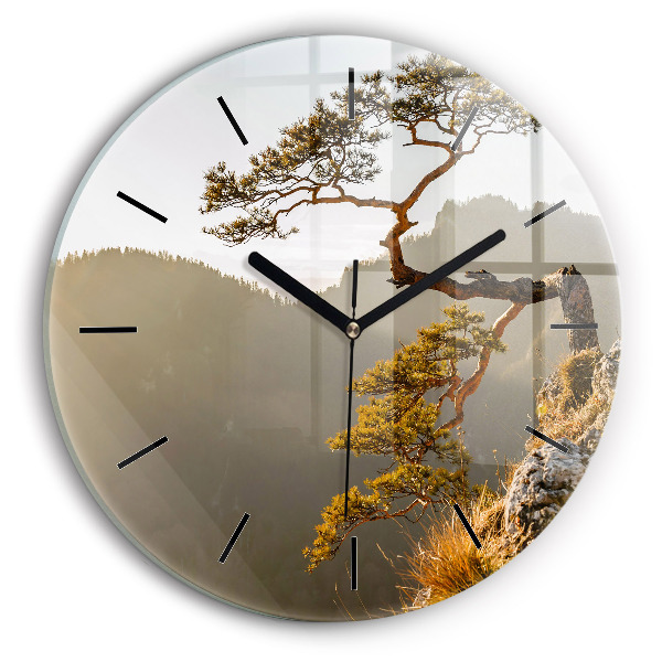 Horloge ronde Un arbre dans les montagnes
