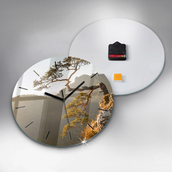 Horloge ronde Un arbre dans les montagnes