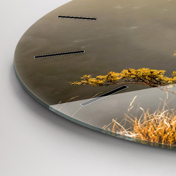 Horloge ronde Un arbre dans les montagnes