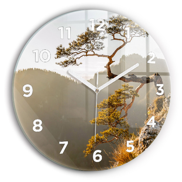 Horloge ronde Un arbre dans les montagnes