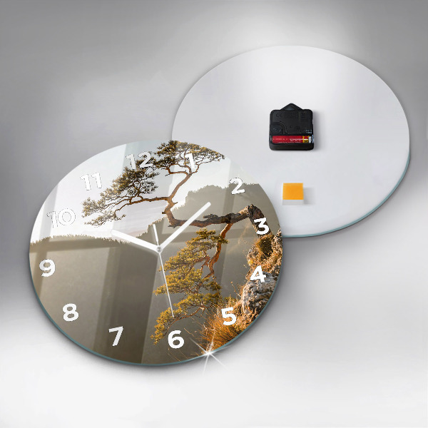 Horloge ronde Un arbre dans les montagnes