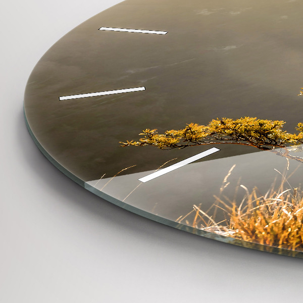 Horloge ronde Un arbre dans les montagnes