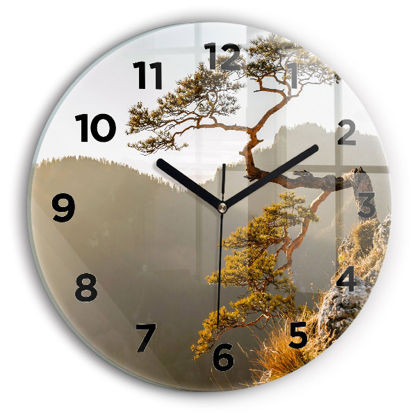 Horloge ronde Un arbre dans les montagnes