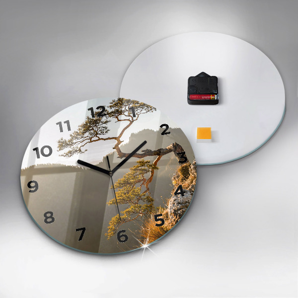 Horloge ronde Un arbre dans les montagnes