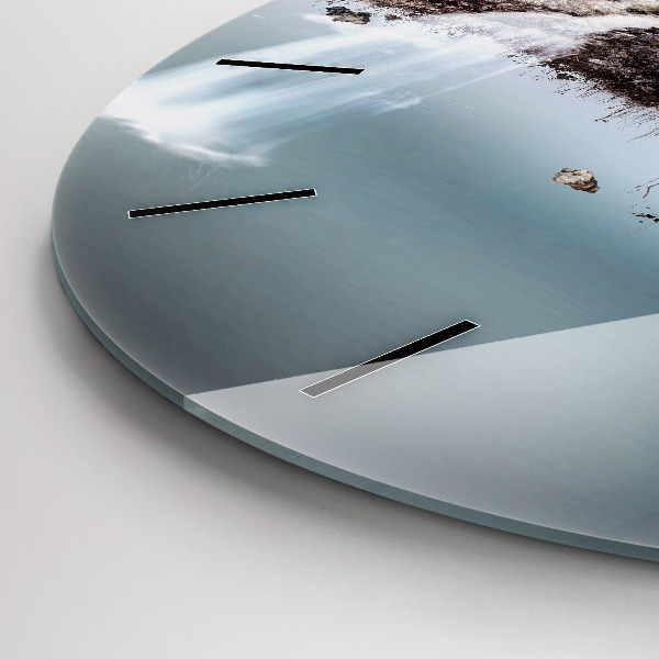 Horloge ronde 'L''île volante et la cascade'