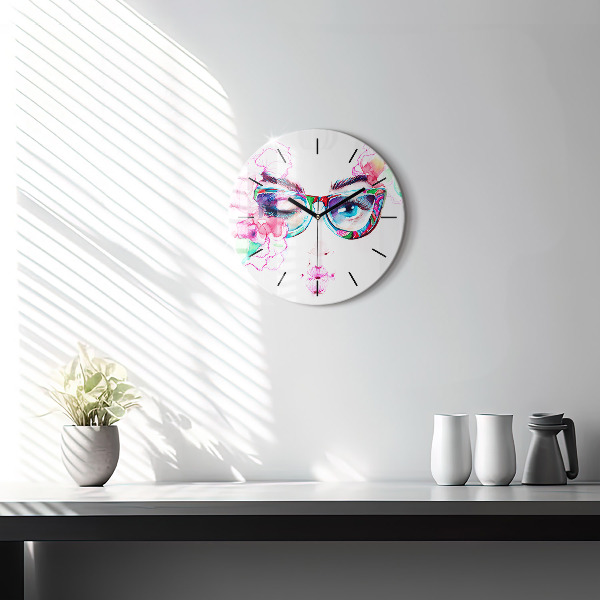 Horloge ronde Femme avec des lunettes