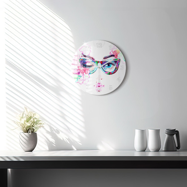 Horloge ronde Femme avec des lunettes