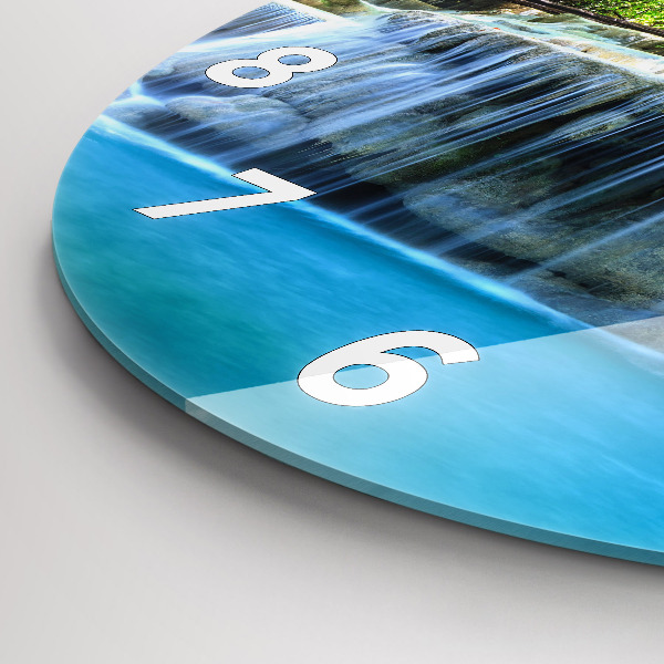 Horloge ronde Cascade dans la forêt