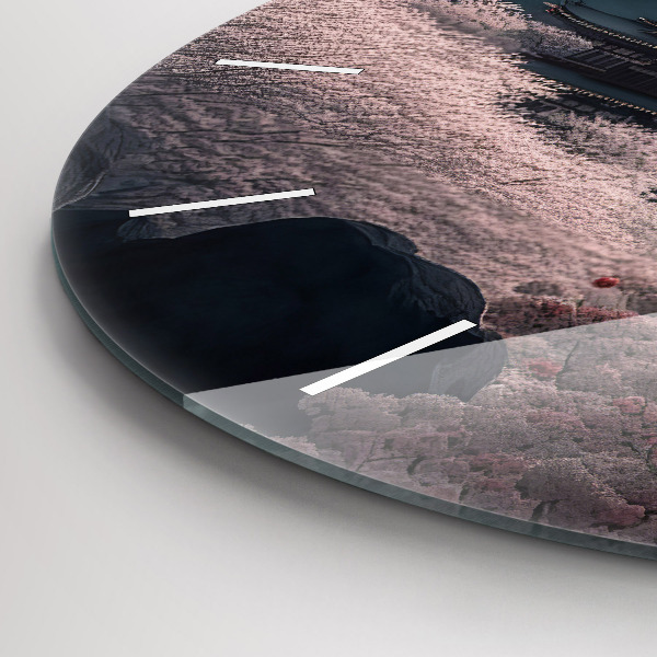 Horloge ronde Tour et fleurs en Asie