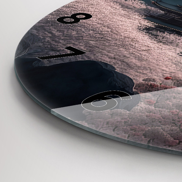 Horloge ronde Tour et fleurs en Asie