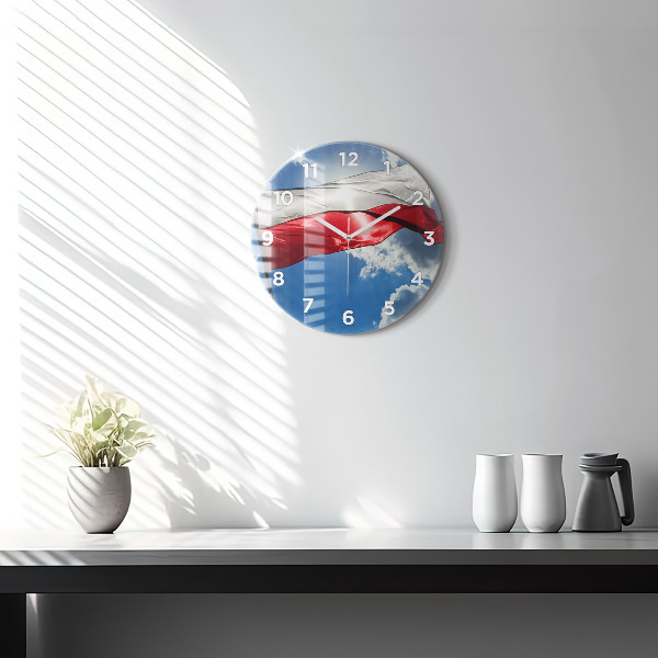 Horloge ronde Le drapeau polonais contre le ciel
