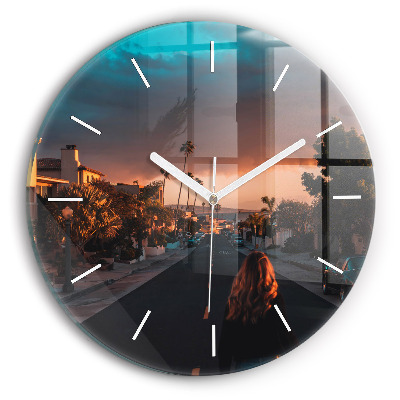 Horloge ronde Femme sur la route