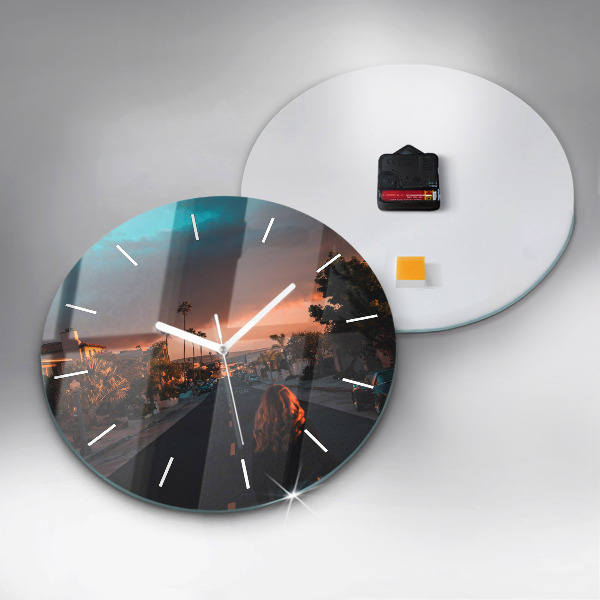 Horloge ronde Femme sur la route
