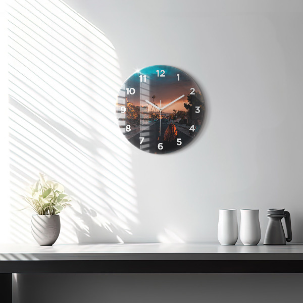 Horloge ronde Femme sur la route