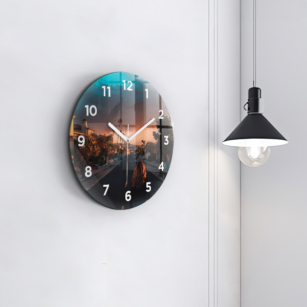Horloge ronde Femme sur la route