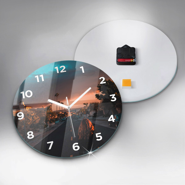 Horloge ronde Femme sur la route