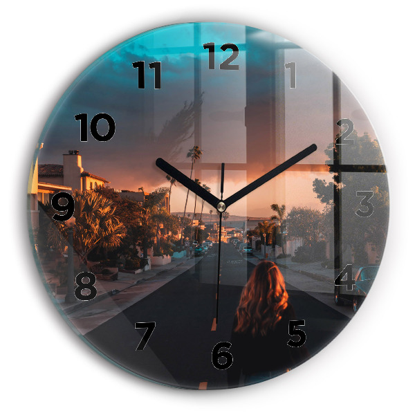 Horloge ronde Femme sur la route
