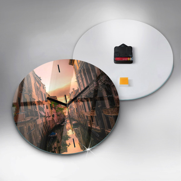 Horloge ronde Vue du canal dans la ville