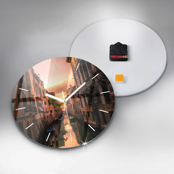 Horloge ronde Vue du canal dans la ville