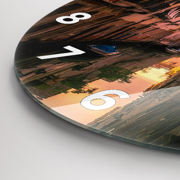 Horloge ronde Vue du canal dans la ville