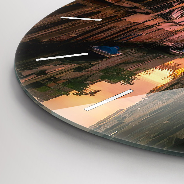 Horloge ronde Vue du canal dans la ville