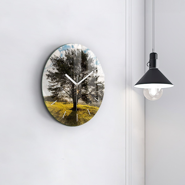 Horloge ronde Un arbre sur une colline