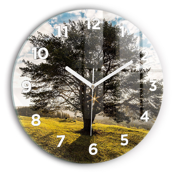 Horloge ronde Un arbre sur une colline