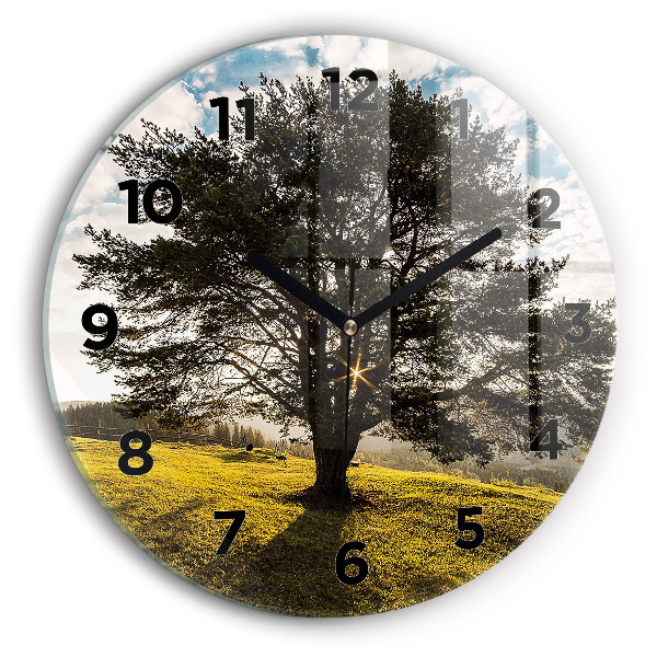 Horloge ronde Un arbre sur une colline