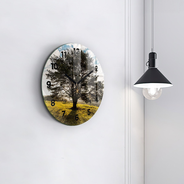 Horloge ronde Un arbre sur une colline