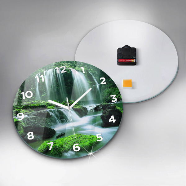 Horloge ronde Cascade parmi la mousse