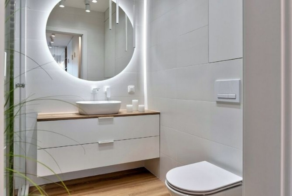miroir pour une salle de bain blanche