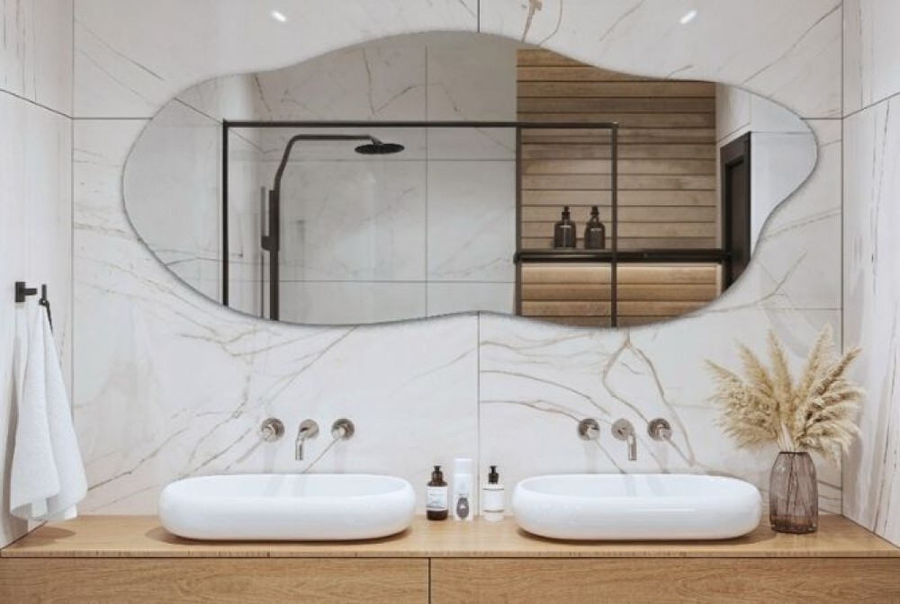 miroir pour une salle de bain blanche